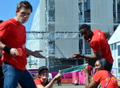 7月24日，表演者在表演打乒乓球。当日，在伦敦奥运会奥林匹克公园内，几名表演者用行为艺术的方式演绎了...
