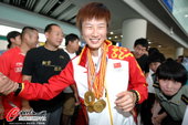 2012年8月10日，2012年伦敦奥运会，中国乒乓球队回国。 
更多奥运视频>> 更多奥运图片>...