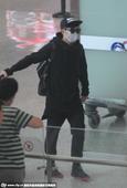 搜狐娱乐讯 日前，“跑男”陈赫独自一人出现在上海虹桥机场。当天，穿一身黑装的他戴超大白口罩、墨镜与帽...