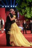 搜狐娱乐讯 2014年06月22日，第十七届上海国际电影节在上海举行闭幕式红毯仪式，李冰冰咳嗽没有完...