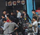   搜狐娱乐讯 日前，马伊�P和朱亚文来到上海街头拍摄新戏，当天马伊�P身穿戏服从房车上下来走进室内开工...