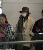 搜狐娱乐讯 早前，林志玲出现在上海虹桥机场。当天，林志玲全副武装戴着口罩帽子现身，双手插兜一路低头疾...