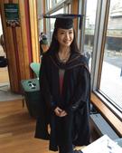 搜狐娱乐讯 12月9日，林依晨晒出一组毕业照。照片中，她穿着学士服、戴着毕业帽，开心和同学合影。小女...
