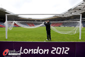 2012年7月20日，2012年伦敦奥运会前瞻，汉普顿公园球场抓紧装置。