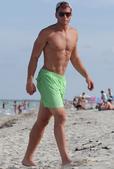 海滩上的运动员：格里芬身材健硕 库娃性感无双