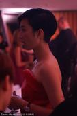 搜狐娱乐讯 2014年9月11日，上海，近日，桂纶镁着红色抹胸小礼服，出席某颁奖活动。休息区与老外搭...