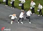 北京时间2012年7月28日，2012年伦敦奥运会开幕式，四位独立参赛者现身开幕式，美女举旗三人在后...