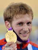 北京时间2012年8月6日，2012年伦敦奥运会场地自行车男子竞速赛，英国选手肯尼夺金。更多奥运视频...