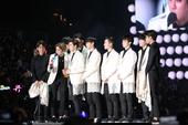   搜狐娱乐讯 3日晚，2014MAMA颁奖礼在香港举行。EXO从刘德华手中接下“最佳专辑奖”，共斩...