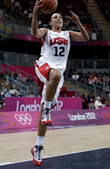 北京时间8月7日，伦敦奥运会女篮的比赛打响1/4决赛的较量，美国队率先出场迎战加拿大队，最终美国顺利...