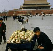 改革开放前中国的照片，图中一位农民在天安门广场卖萝卜，但没有人管。