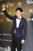 搜狐娱乐讯 2014年6月28日讯，台北，第25届金曲奖后台，李荣浩一黑到底摘最佳新人奖。