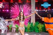 北京时间2016年8月22日，巴西里约，奥运会闭幕式上，巴西名模伊莎贝儿·歌勒与一名清洁工热舞。这名...