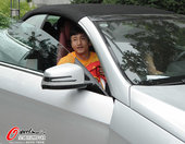 2012年7月18日，中国拳击队出征伦敦奥运会，邹市明妻子开车送其去机场。
