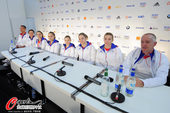 北京时间2012年7月26日，法国奥运代表团召开新闻发布会。队员身着白衣，干净明亮，笑容灿烂。