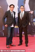 搜狐娱乐讯 第34届香港电影金像奖红毯，导演陈友一席黑色正装亮相。满脸喜悦的他还不忘双手插袋耍酷。 