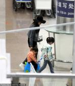 2014年05月17日讯，上海，早前叶一茜带着大女儿森碟及小儿子一起出现在上海浦东机场，当天一下飞机...