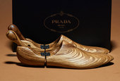 ����PRADA�Ƴ���������������ʿЬ��ϵ�У�ʱ�ж�Ħ�ǣ�ʱ����ĥ����ס���Ǿ������ɫ����������Ӧ����...