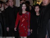  搜狐娱乐讯 日前，刘诗诗出席某代言活动。身穿红色紧身裙的她美艳亮相表情淡，一路保镖护身排场大。