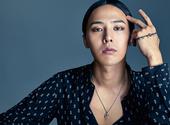 搜狐娱乐讯 韩国组合Bigbang成员G-Dragon(权志龙)近日与某首饰品牌合作，亲自设计饰品，...
