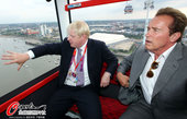 北京时间2012年8月13日，2012年伦敦奥运会，施瓦辛格乘缆车前往EXCEL，伦敦市长鲍里斯-约...