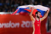 北京时间8月11日凌晨，2012年伦敦奥运会继续第14日角逐。在ExCeL展览中心进行的男子自由式摔...