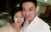 搜狐娱乐讯 10月13日晚，小S在微博晒出了一张与老公许雅钧的合照。照片中，小S亲密的依在许雅钧的肩...