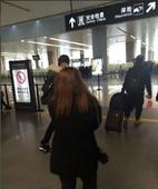 搜狐娱乐讯 24日消息，陈赫现身上海虹桥机场，并有女粉丝前来送机。他面对记者的问题没有回答，只是有礼...