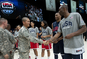 2012年7月18日，美国男子篮球队在训练和备战间歇，亲临华盛顿特区参加了正在那里举行的2012耐克...