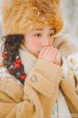 近日，来自北京电影学院2015级表演系的女神王子璇晒出雪中写真，曾被评为古典女神的她，再次展示天生丽...