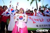 北京时间6月11日，韩国国家队抵达巴西，当地韩国球迷拉起横幅，挥舞太极旗热烈迎接。