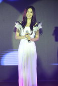 8月25日，歌手张萌在北京保利剧院发布了自己的首张个人专辑《潘多拉的月光盒》。一向以演员身份示人的她...