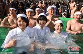 当地时间1月9日，日本东京，民众半裸在东京神田明神神社参加一年一度的新年冰浴仪式，希望借此净化自己的...