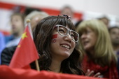 北京时间7月28日，伦敦奥运会第一日，两位中国女孩脸图中国国旗油彩，胸前挂着鲜艳的五星红旗出现在奥运...