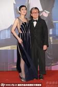 搜狐娱乐讯 34届金像奖红毯，陈可辛与妻子吴君如携手亮相。