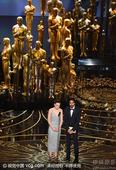 搜狐娱乐讯 第88届奥斯卡颁奖礼举行，黛西-雷德利与戴夫-帕特尔登台颁奖。