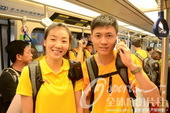 2012年7月17日，中国女篮、乒乓球队、击剑队启程，赵爽坐地铁迷人微笑甜美可人。