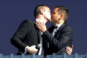 当地时间5月29日下午，法国两名男同性恋者在法国东南部蒙彼利埃市举行婚礼，成为法国同性婚姻法生效后首...