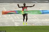 北京时间8月21日晚，2016年里约奥运会田径比赛进入到最后一天的争夺。在男子马拉松决赛中，肯尼亚名...