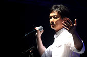 〈2012年8月17日台北讯〉上海第一创作才子、知名音乐人李泉，周五晚间在台北开唱。 

李泉穿...