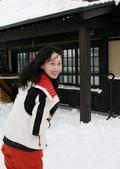 搜狐娱乐讯 近日，练束梅的一组素颜滑雪照曝光，照片中的她笑容甜美，穿着滑雪服在雪地里尽情的玩耍，仿佛...