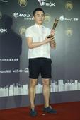 搜狐娱乐讯 2014年6月28日讯，台北，第25届金曲奖后台，最佳专辑宝包装奖聂永真《山丘》。