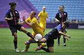 北京时间7月28日晚，2012年伦敦奥运会继续首日角逐。在考文垂市体育场进行的女足F组第2轮争夺中，...