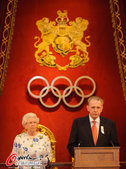     当地时间7月23日，英国女王伊丽莎白二世与国际奥委会主席罗格接待国际奥委会委员。