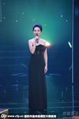 搜狐娱乐讯 34届香港电影金像奖颁奖礼现场，杨千嬅黑裙亮相变身主持人。