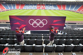 2012年7月17日，2012年伦敦奥运会前瞻，哈普顿公园体育场装置奥运标志。