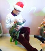 搜狐娱乐讯 12月22日，刘德华来到宝贝之家患病儿童中心给孩子们送来圣诞祝福。刘德华戴着圣诞帽和大家...
