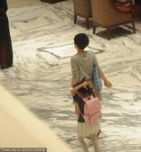    搜狐娱乐讯 日前，马伊�P带着女儿抵达某酒店，文章的贴身助理带着母女俩上楼，过了两个小时之后马...