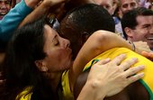 北京时间2012年8月10日，博尔特遭女粉丝热吻，人气可见一斑。更多奥运视频>> 更多奥运图片>>