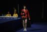 高清图：女乒团体横扫夺冠 三女将披国旗展笑颜
